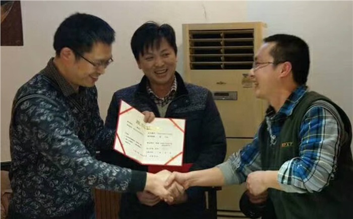 年度總結(jié)暨表彰會(huì)，員工喜領(lǐng)股權(quán)證書(shū)、榮譽(yù)證書(shū)和獎(jiǎng)金